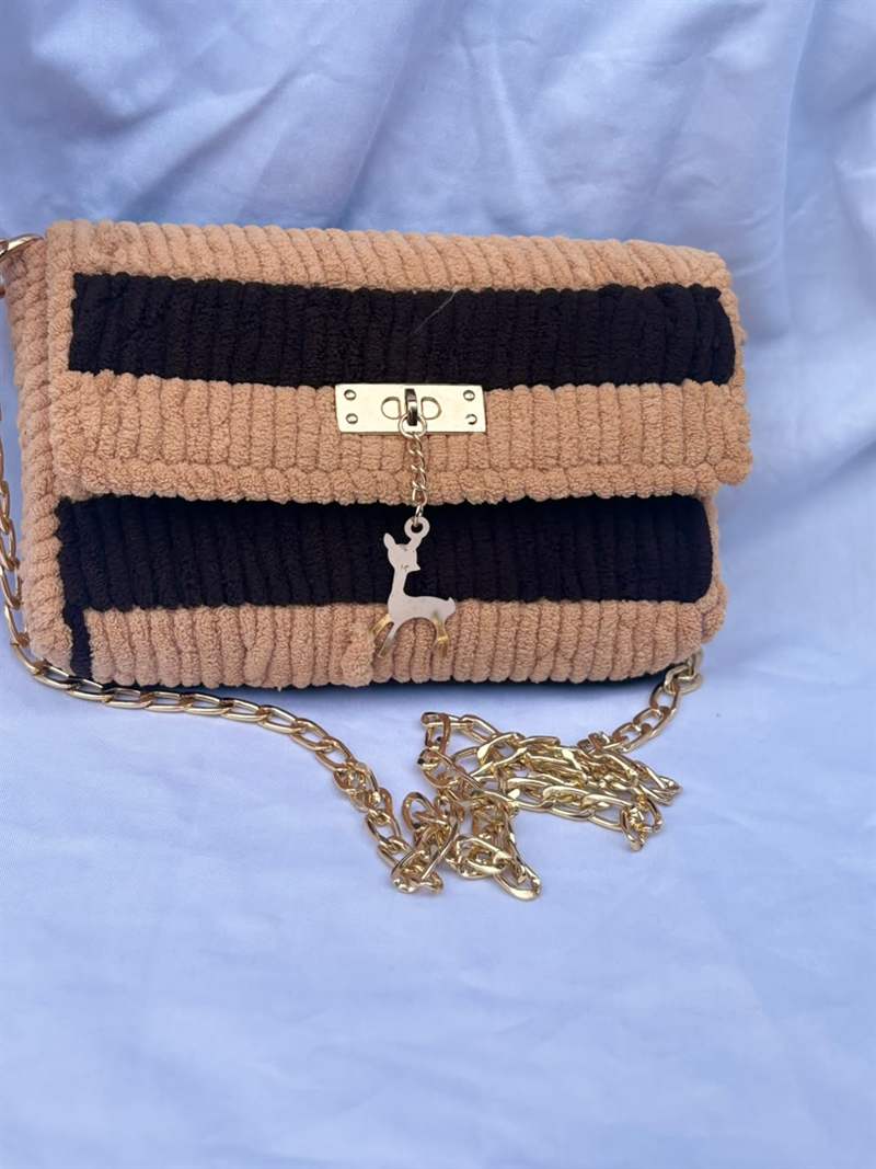 Sac crocheté beige et noir à rayures avec chaîne dorée, réalisé en formation couture RAFS