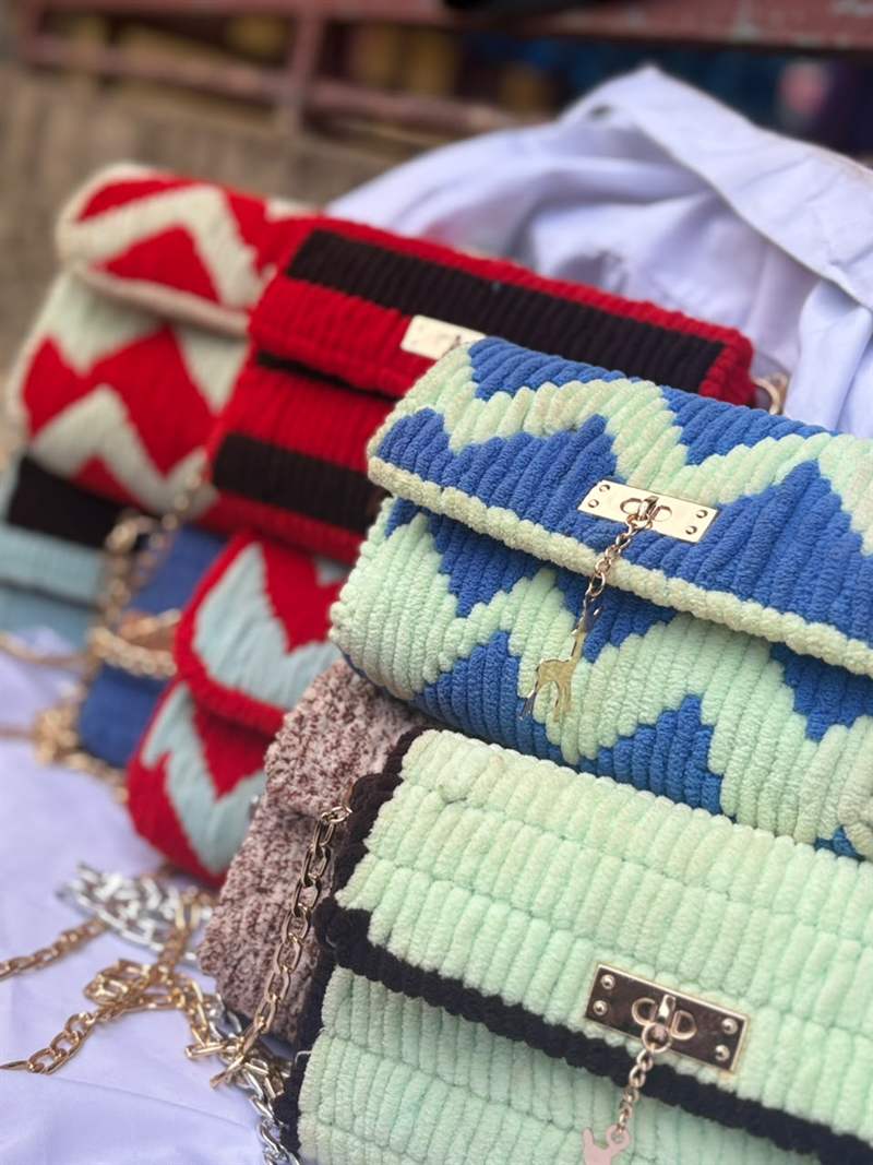 Collection de sacs à main au crochet aux couleurs variées, produits par les apprenantes RAFS